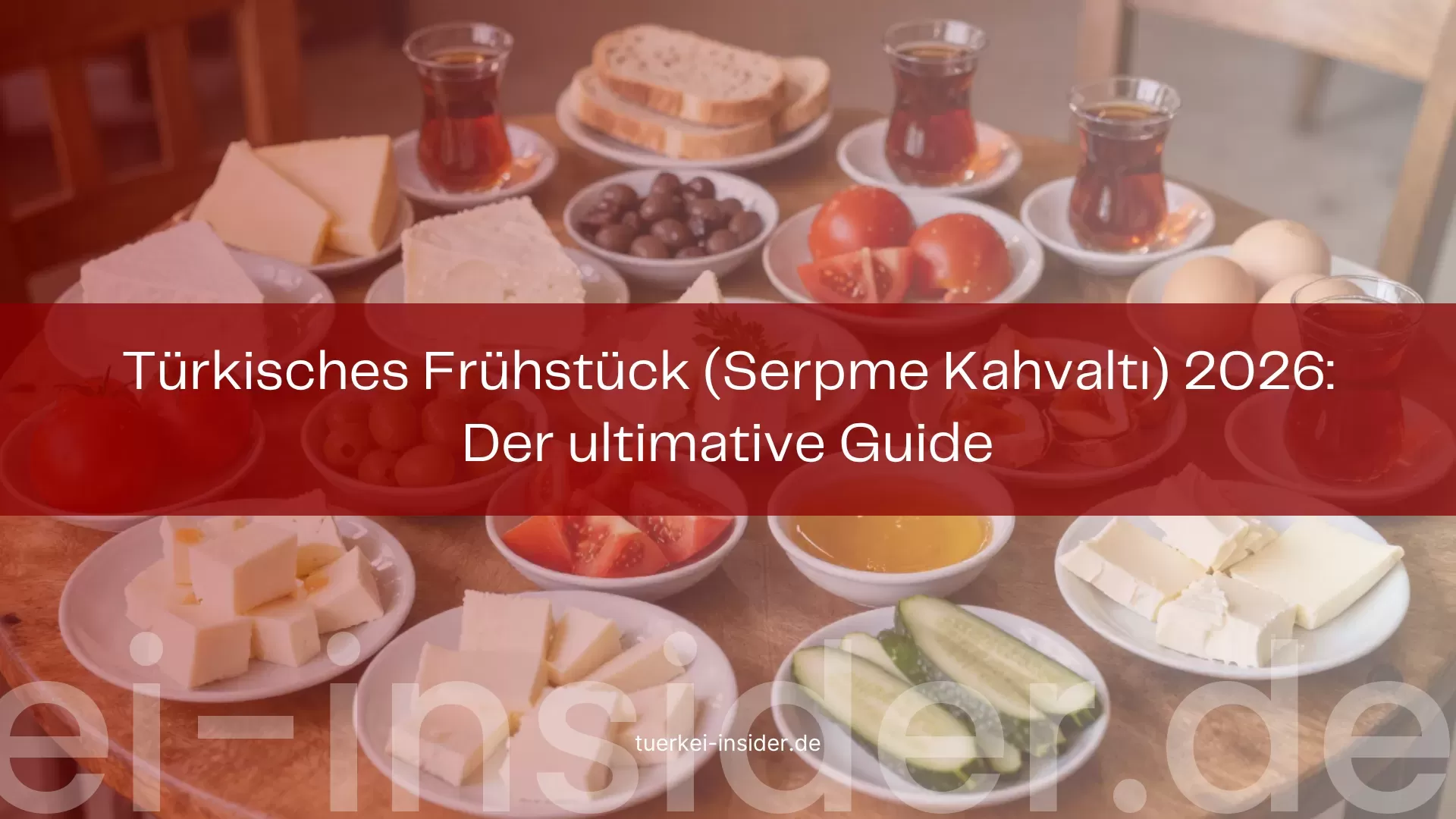 Traditionelles türkisches Frühstück Serpme Kahvaltı mit Menemen Tee und Käse
